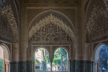 Schöne Architektur im maurischen Palast mit detaillierten Kunstwerken, Granada, Andalusien, Spanien