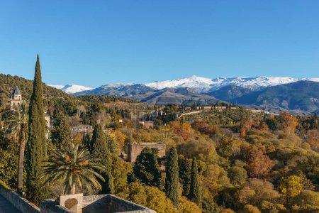 Schöne Herbstlandschaft der Sierra Nevada mit schneebedeckten Bergen von der Alhambra aus gesehen, Granada, Andalusien, Spanien
