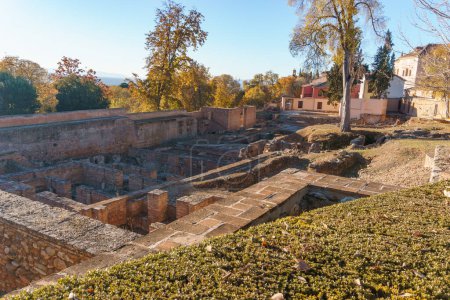 Foto de Antiguas murallas en la zona de la Alhambra en otoño, Granada, Andalucía, España - Imagen libre de derechos