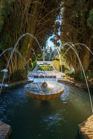 Foto de Hermoso jardín verde con fuente en el Generalife de la Alhambra, Granada, Andalucía, España - Imagen libre de derechos