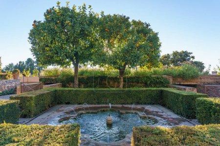 Hermoso jardín verde con fuentes en el Generalife de la Alhambra, Granada, Andalucía, España