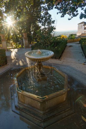 Foto de Hermoso jardín verde con fuente en el Generalife de la Alhambra, Granada, Andalucía, España - Imagen libre de derechos