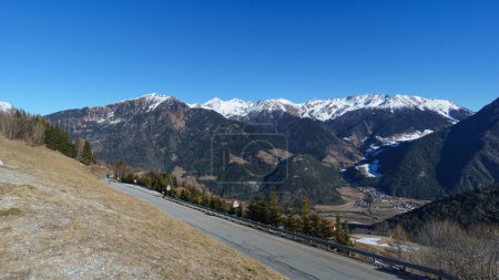 Foto de Vista idílica en el valle del paisaje montañoso alpino durante el invierno cerca de la frontera de Austria en la carretera de paso de Pennes, Tirol del Sur, Italia - Imagen libre de derechos
