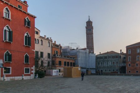 Téléchargez les photos : Place Campo San Anzolo et le clocher de l'église Stanto Stefano par une soirée ensoleillée d'hiver, Venise, Vénétie, Italie - en image libre de droit