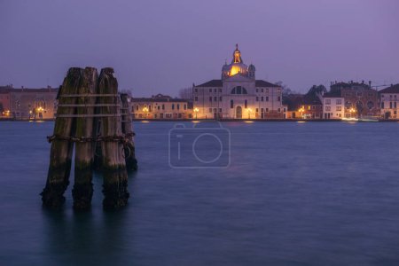 Vue sur l'église Le Zitelle ou Santa Maria della Presentazione sur l'île de Giudecca lors d'une soirée d'hiver brumeuse à l'heure bleue, Venise, Vénétie, Italie