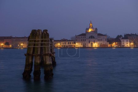 Vue sur l'église Le Zitelle ou Santa Maria della Presentazione sur l'île de Giudecca lors d'une soirée d'hiver brumeuse à l'heure bleue, Venise, Vénétie, Italie