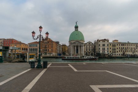 Iglesia de San Simeone Piccolo en el Gran Canal en un día de invierno con plaza vacía, Venecia, Véneto, Italia