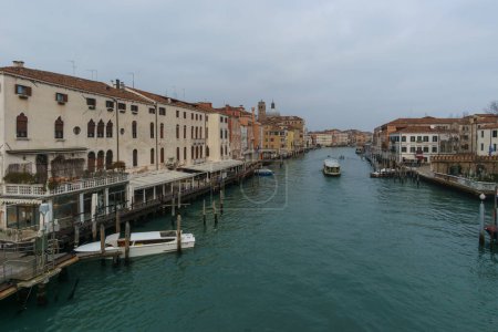 Blick über den Canal Grande von der Ponte degli Scalzi mit Booten an einem Wintertag vor typischen Häuserfassaden, Venedig, Venetien, Italien