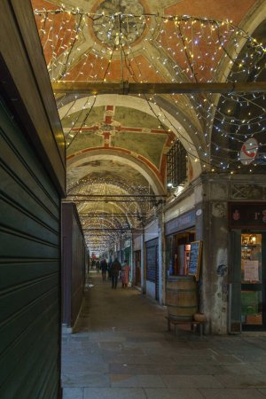 Torbogen in Weihnachtsbeleuchtung mit Geschäften in Venedig, Venetien, Italien