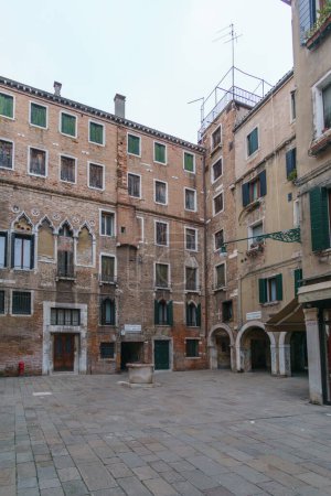 Typisches Stadtbild eines kleinen Stadtplatzes mit umgebenden Gebäuden in Venedig, Venetien, Italien
