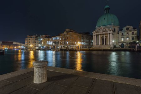 Die beleuchtete Kirche San Simeone Piccolo am Canal Grande in einer Winternacht, Venedig, Venetien, Italien
