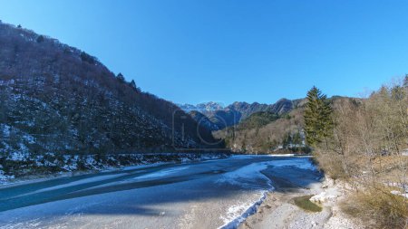 Lac réservoir gelé vide pendant l'hiver dans le paysage montagneux des Alpes, Barcis, Frioul-Vénétie Julienne, Italie