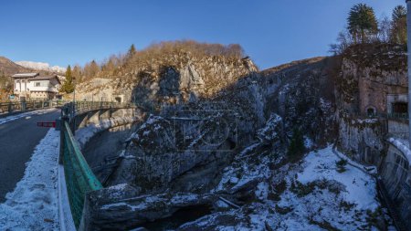 Vista desde la presa en el cañón donde fluye el río en el segundo Belvedere a lo largo del camino de la Dint en invierno, Barcis, Friuli-Venezia Giulia, Italia