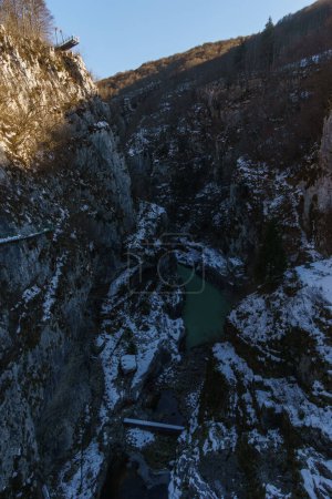 Vista desde la presa en el cañón donde fluye el río en el segundo Belvedere a lo largo del camino de la Dint en invierno, Barcis, Friuli-Venezia Giulia, Italia