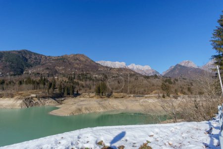 Lago embalse durante el invierno en el paisaje de montaña de los Alpes, Barcis, Friuli-Venezia Giulia, Italia