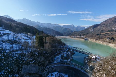 Paisaje alpino de invierno con embalse lago y presa rodeada de montañas, Barcis, Friuli-Venezia Giulia, Italia