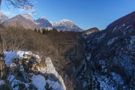 Vista del cañón por donde fluye el río en el segundo Belvedere a lo largo de la senda Dint en invierno, Barcis, Friuli-Venezia Giulia, Italia