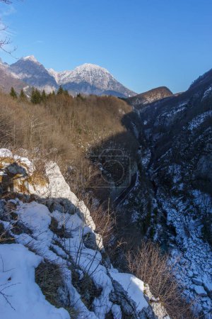 Vista del cañón por donde fluye el río en el segundo Belvedere a lo largo de la senda Dint en invierno, Barcis, Friuli-Venezia Giulia, Italia