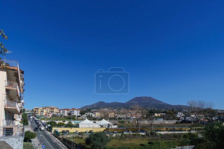 Der Vesuv von Ercolano aus gesehen mit klarem blauem Himmel an einem sonnigen Tag, Neapel, Kampanien, Italien