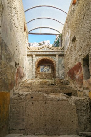 Téléchargez les photos : Vue de l'intérieur des ruines des anciens thermes romains de banlieue avec un bel art coloré sur le mur dans la ville détruite de Pompéi, Campanie, Italie - en image libre de droit