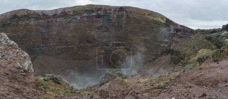 Paisaje en la parte superior del cráter del inactivo volcán Vesubio con humo saliendo de las rocas, Nápoles, Campania, Italia