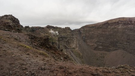 Foto de Paisaje en la parte superior del cráter del inactivo volcán Vesubio, Nápoles, Campania, Italia - Imagen libre de derechos