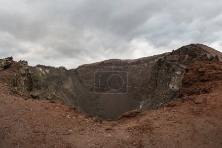 Foto de Paisaje en la parte superior del cráter del inactivo volcán Vesubio, Nápoles, Campania, Italia - Imagen libre de derechos