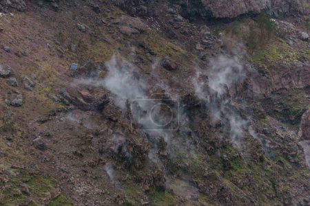 Paisaje en la parte superior del cráter del inactivo volcán Vesubio con humo saliendo de las rocas, Nápoles, Campania, Italia