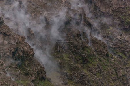 Foto de Paisaje en la parte superior del cráter del inactivo volcán Vesubio con humo saliendo de las rocas, Nápoles, Campania, Italia - Imagen libre de derechos