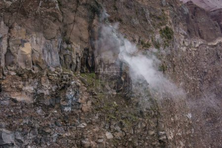 Foto de Paisaje en la parte superior del cráter del inactivo volcán Vesubio con humo saliendo de las rocas, Nápoles, Campania, Italia - Imagen libre de derechos
