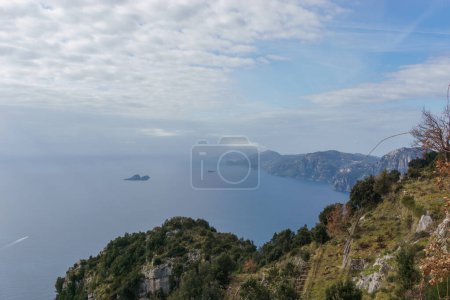 Vista del paisaje rocoso en el sendero Sentiero degli Dei o Sendero de los Dioses a lo largo de la Costa Amalfitana, Provincia de Salerno, Campania, Italia