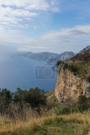 Blick auf die felsige Landschaft am Wanderweg Sentiero degli Dei oder Weg der Götter entlang der Amalfiküste, Provinz Salerno, Kampanien, Italien