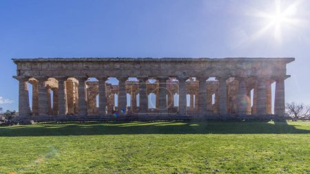 Seitenansicht des Tempels der Hera im berühmten archäologischen UNESCO-Weltkulturerbe Paestum, Provinz Salerno, Kampanien, Italien