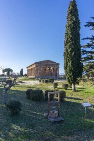 Vue idyllique de l'ancien Paestum avec temple d'Héra au site archéologique du patrimoine mondial de l'UNESCO, province de Salerne, Campanie, Italie
