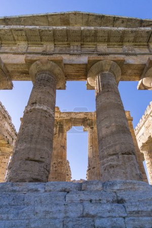 Vue détaillée du temple d'Hera au célèbre site archéologique de Paestum classé au patrimoine mondial de l'UNESCO, province de Salerne, Campanie, Italie