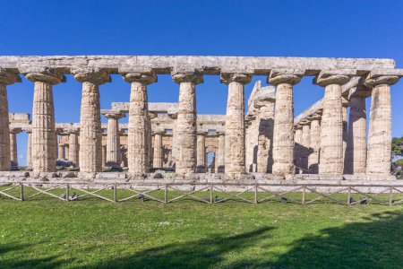 Tempel der Hera im berühmten archäologischen UNESCO-Weltkulturerbe Paestum, Provinz Salerno, Kampanien, Italien