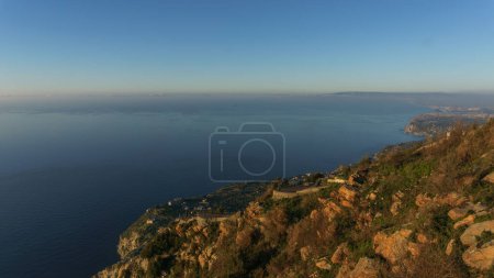 Téléchargez les photos : Vue sur la côte méditerranéenne depuis le belvédère de Monte Sant'Elia au coucher du soleil, Palmi, Calabre, Italie - en image libre de droit