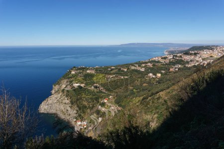 Téléchargez les photos : Vue sur la ville de la côte méditerranéenne depuis le belvédère de Monte Sant'Elia pendant la journée, Palmi, Calabre, Italie - en image libre de droit