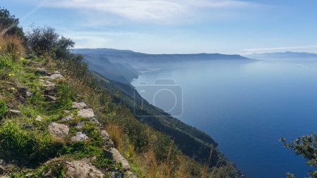 Téléchargez les photos : Baie de la mer Tyrrhénienne vue du point de vue de Monte Sant'Elia pendant la journée avec de la fumée s'élevant du volcan Etna actif en Sicile, Palmi, Calabre, Italie - en image libre de droit