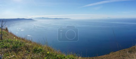 Téléchargez les photos : Vue panoramique sur la baie de la mer Tyrrhénienne vue depuis le belvédère de Monte Sant'Elia fumée s'élevant du volcan Etna actif en Sicile, Palmi, Calabre, Italie - en image libre de droit