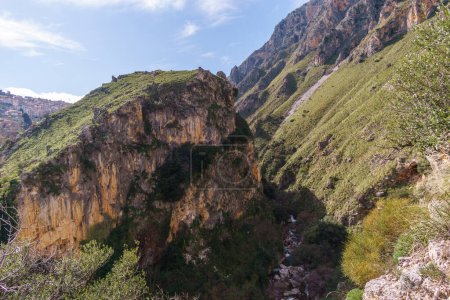 Vista de la Roca con cañón y pequeño arroyo en el Parque Natural Madonie en un día soleado, Isnello, Sicilia, Italia