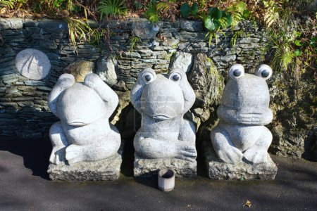 Estatuas de piedra de tres monos que muestran diferentes poses en el templo de Nanzoin