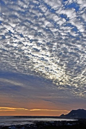 Téléchargez les photos : Paysage avec un coucher de soleil magnifique sur Betty's Bay et la False Bay - en image libre de droit