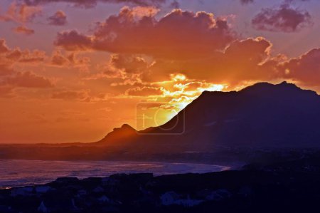 Paysage avec un magnifique coucher de soleil sur Betty's Bay et la False Bay