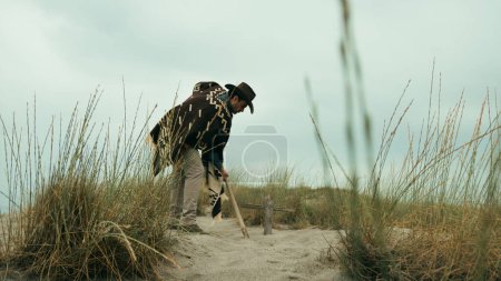 Téléchargez les photos : Cowboy creuse une tombe dans le désert. - en image libre de droit