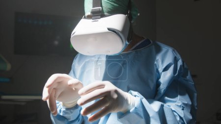 Foto de Doctor con auriculares de realidad aumentada en la sala de cirugía - Imagen libre de derechos