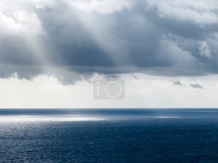 Foto de Rayos de sol golpean el océano - Imagen libre de derechos