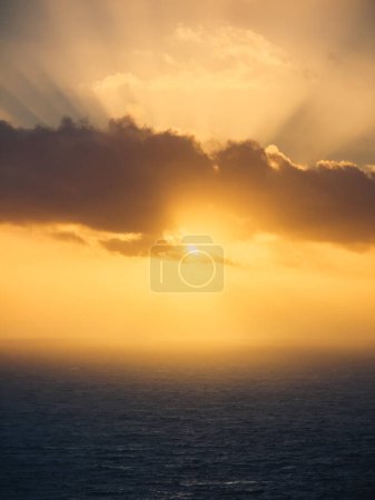 Foto de Naranja puesta de sol en las nubes. - Imagen libre de derechos