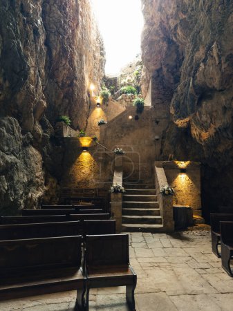 antigua iglesia católica situada en una cueva natural.