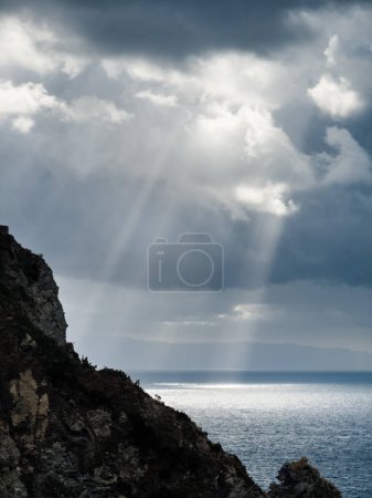 Foto de Rayos de sol golpean el océano. - Imagen libre de derechos